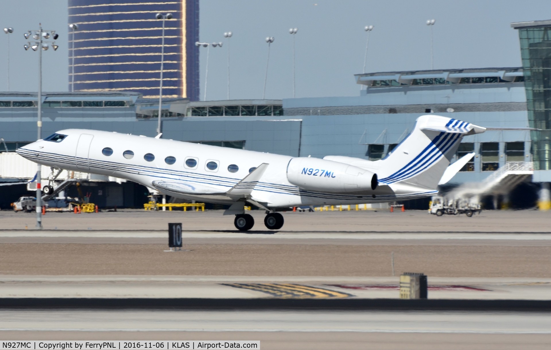 N927MC, 2013 Gulfstream Aerospace G650 (G-VI) C/N 6052, CMC Aviation G6 departing LAS