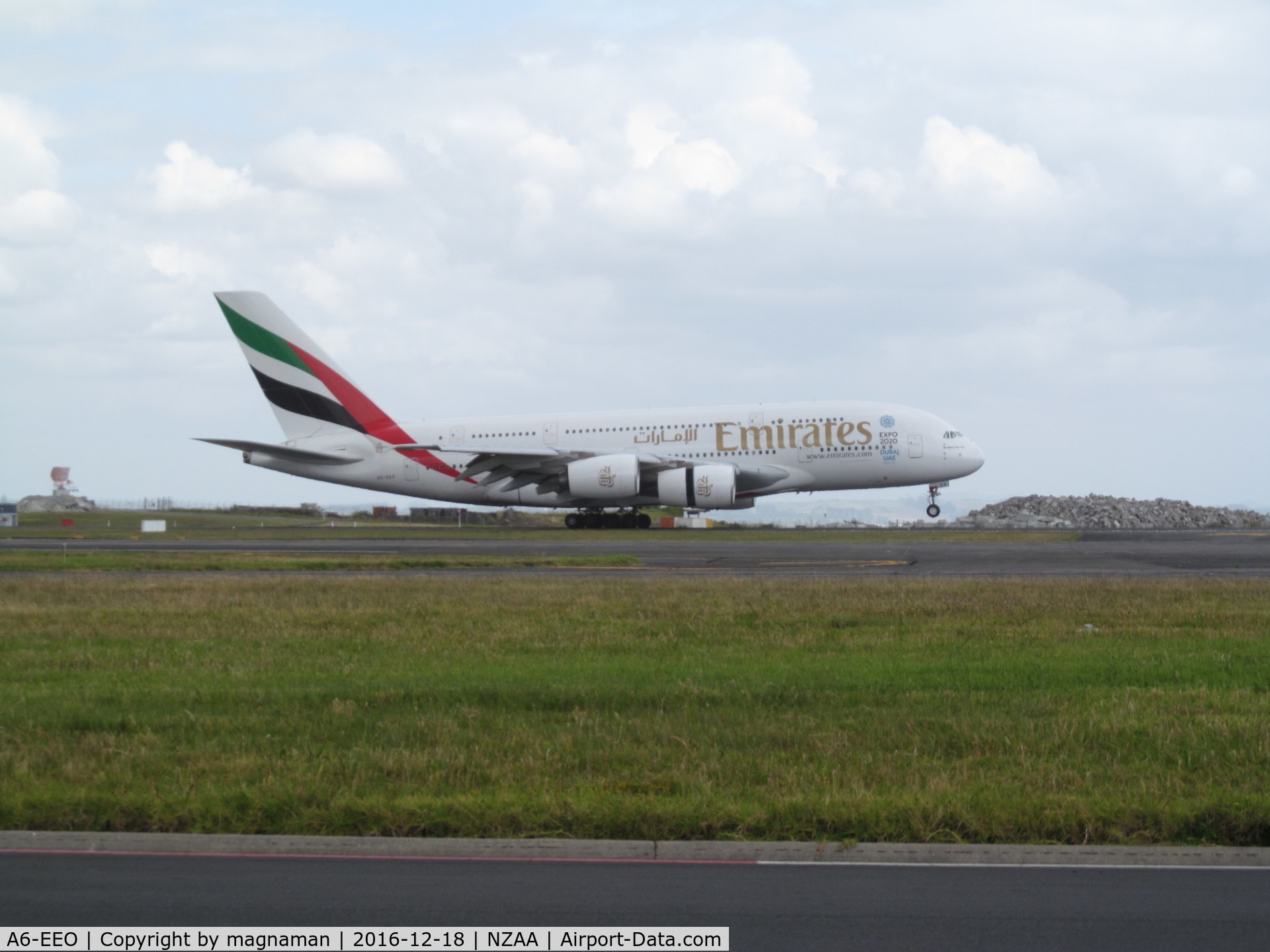 A6-EEO, 2013 Airbus A380-861 C/N 136, about touch down