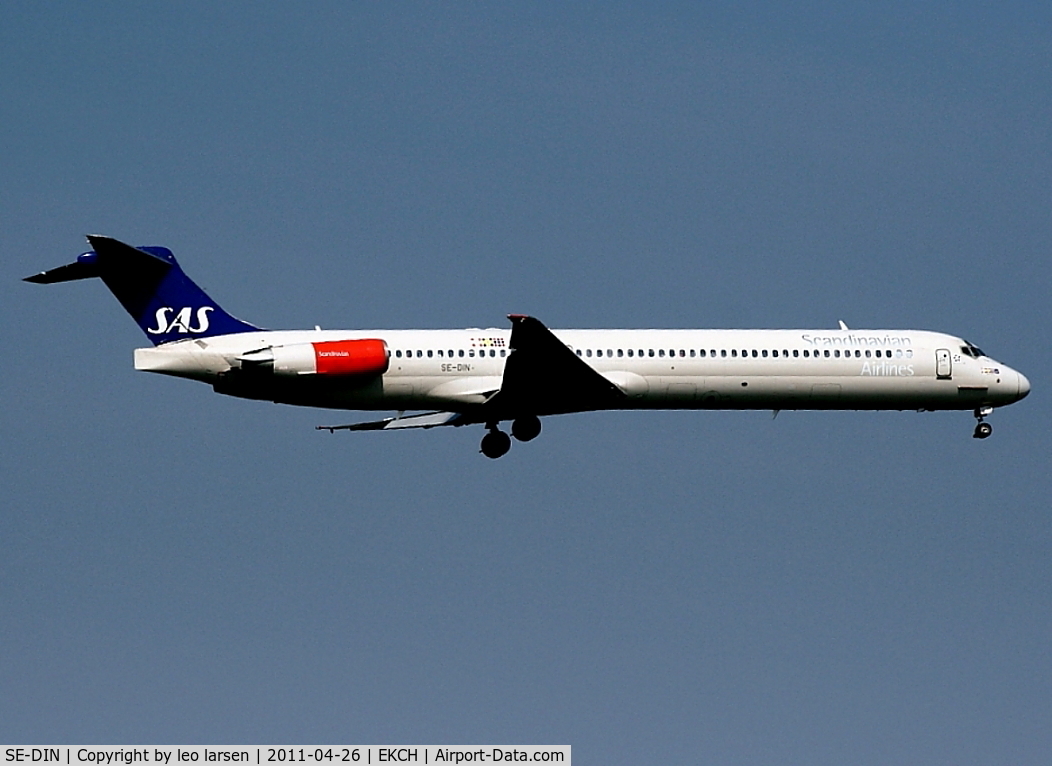 SE-DIN, 1990 McDonnell Douglas MD-82 (DC-9-82) C/N 49999, Copenhagen 26.4.11