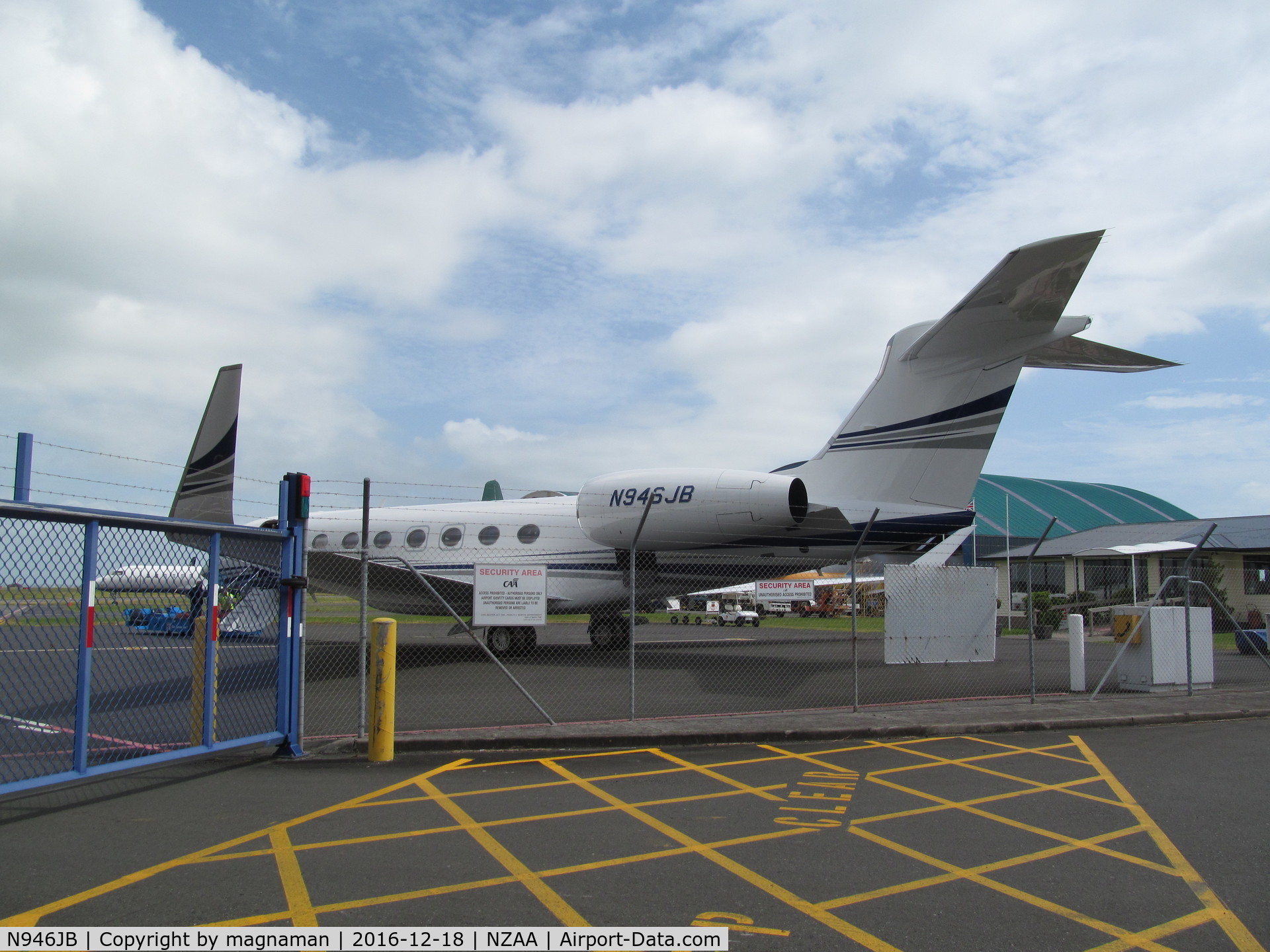 N946JB, 2015 Gulfstream Aerospace G650 (G-VI) C/N 6157, Too close to get decent piccy