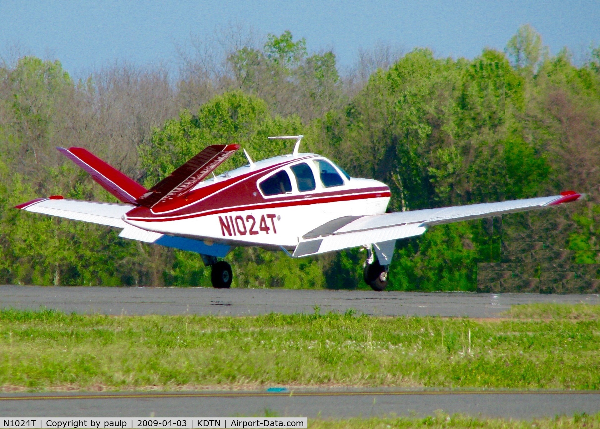 N1024T, 1976 Beech V35B Bonanza C/N D-9941, At Downtown Shreveport.