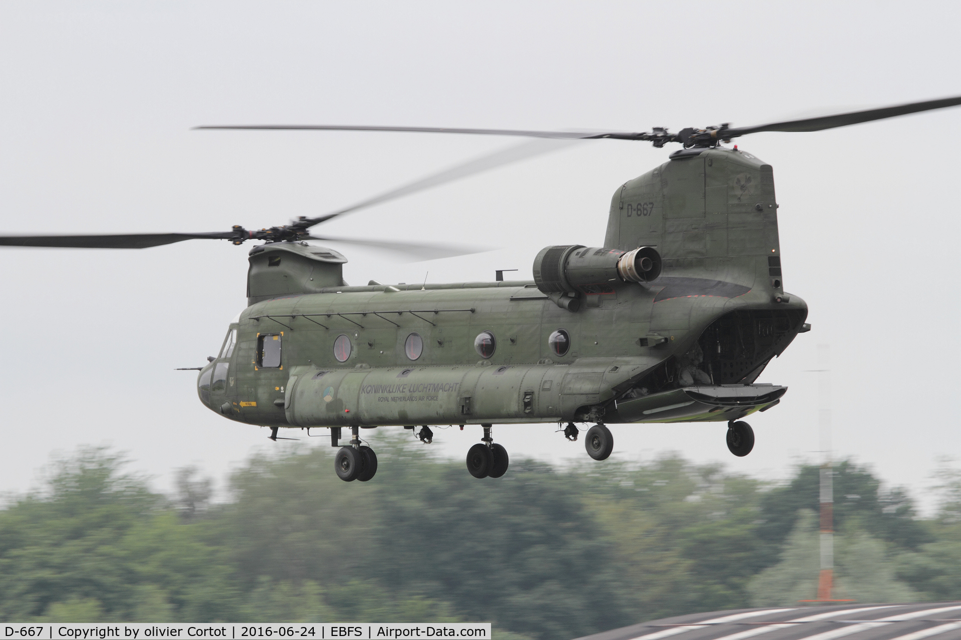 D-667, Boeing CH-47D Chinook C/N M.3667/NL-007, about to land at Florennes