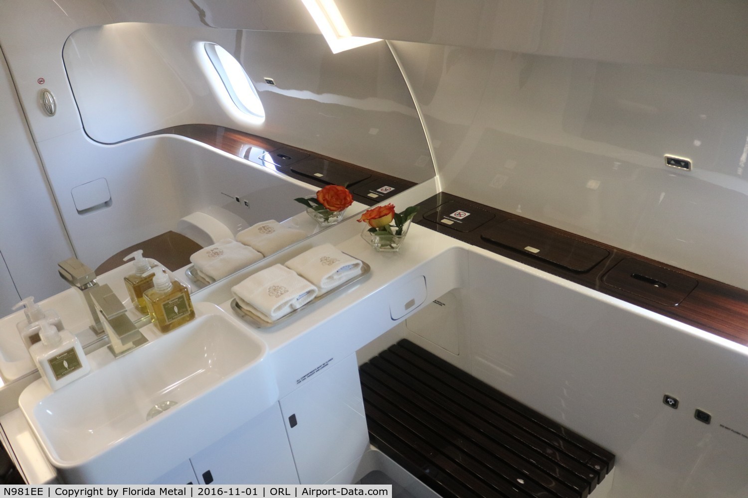 N981EE, 2013 Embraer ERJ-190-100ECJ Lineage 1000 C/N 19000559, Lineage 1000 bathroom