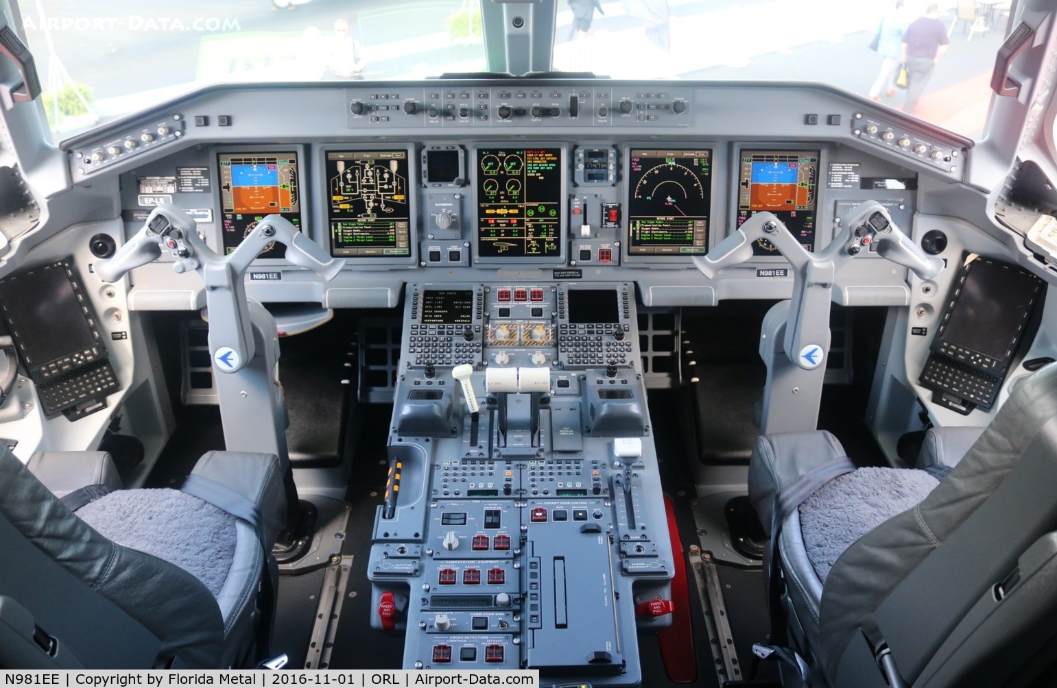 N981EE, 2013 Embraer ERJ-190-100ECJ Lineage 1000 C/N 19000559, Lineage 1000 cockpit