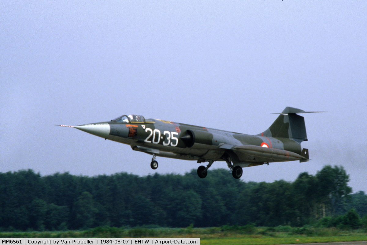 MM6561, Fiat F-104G Starfighter C/N 683-6561, Lockheed F-104G Starfighter of the Italian Air Force, 4 Stormo, 20 Gruppo Addestramento, landing at Twente air base, the Netherlands, 1984