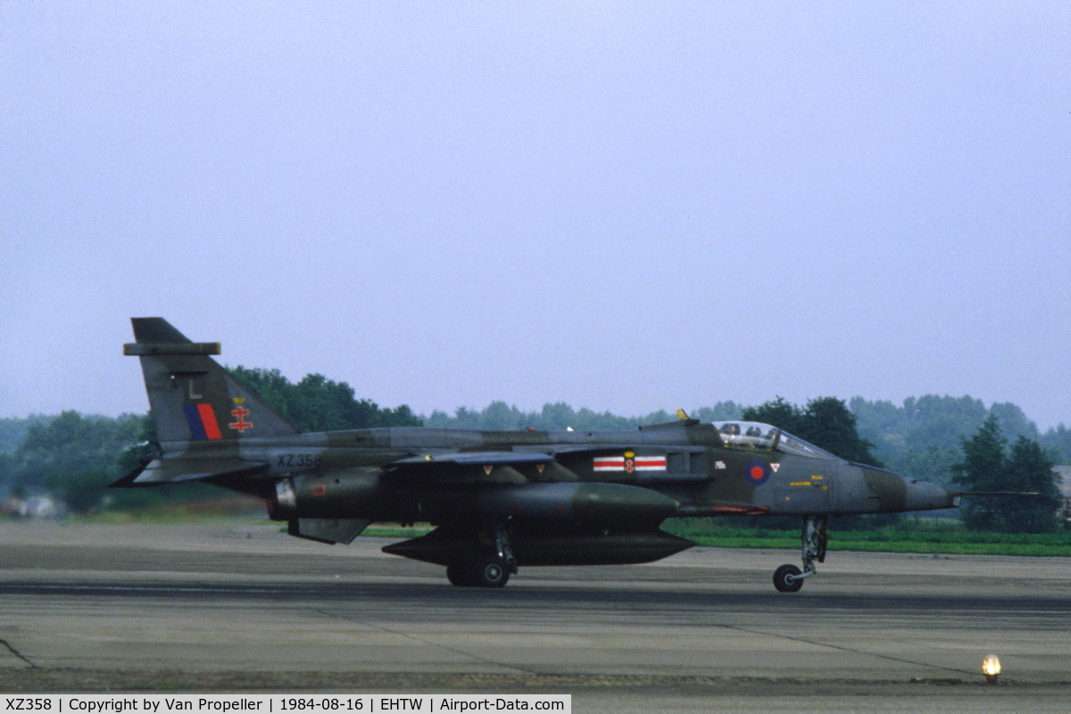 XZ358, 1976 Sepecat Jaguar GR.1A C/N S.125, Royal Air Force 41 sqn Jaguar GR.1 taking off from Twente air base, the Netherlands, 1984