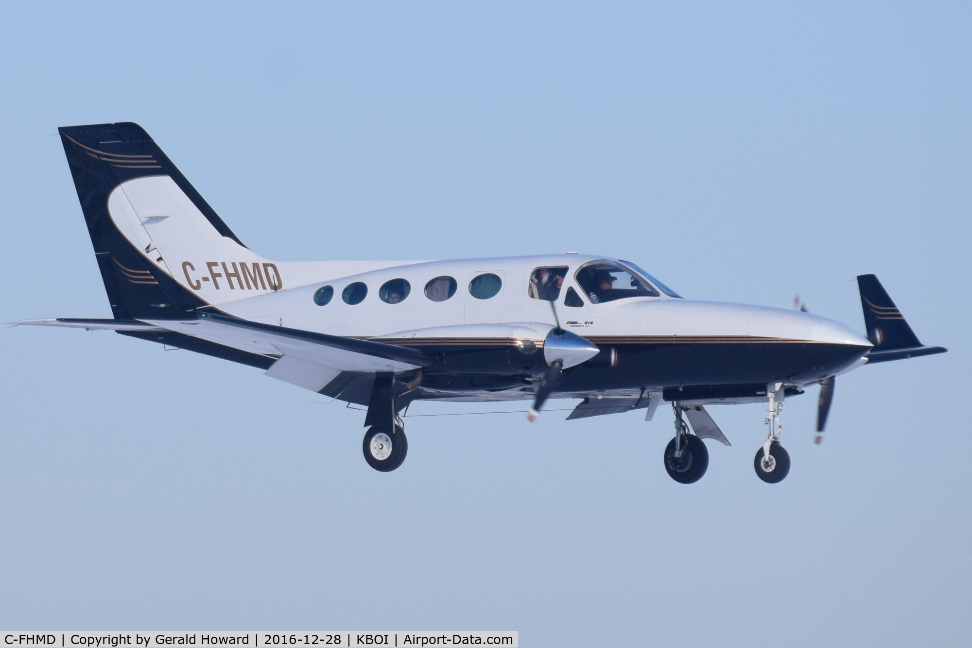 C-FHMD, 1980 Cessna 414A Chancellor C/N 414A0447, On final for RWY 10R.