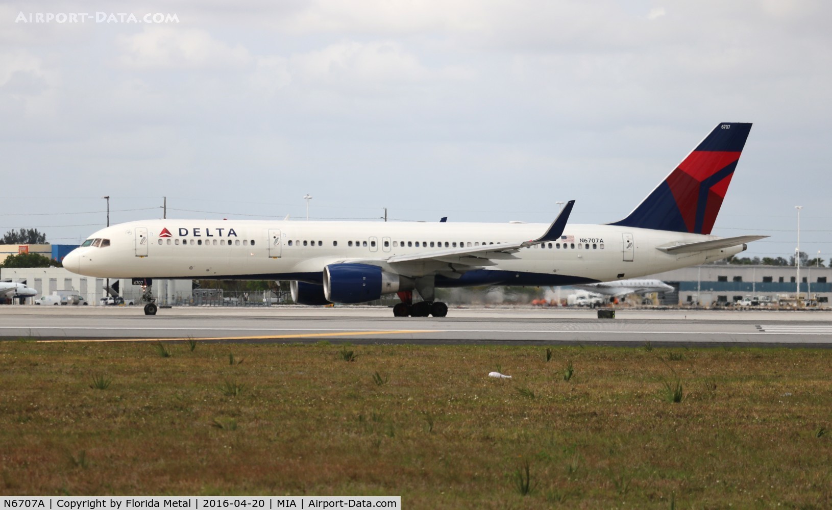 N6707A, 2000 Boeing 757-232 C/N 30395, Delta