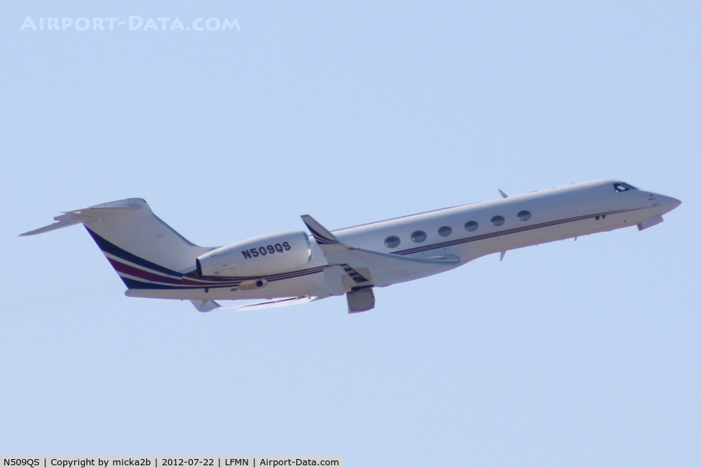 N509QS, 2001 Gulfstream Aerospace G-V C/N 637, Take off