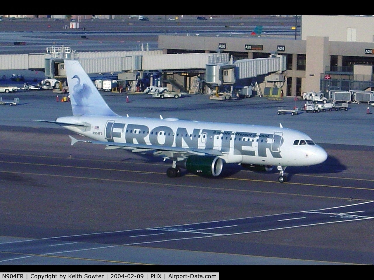 N904FR, 2001 Airbus A319-111 C/N 1579, Taxying over the Skybridge
