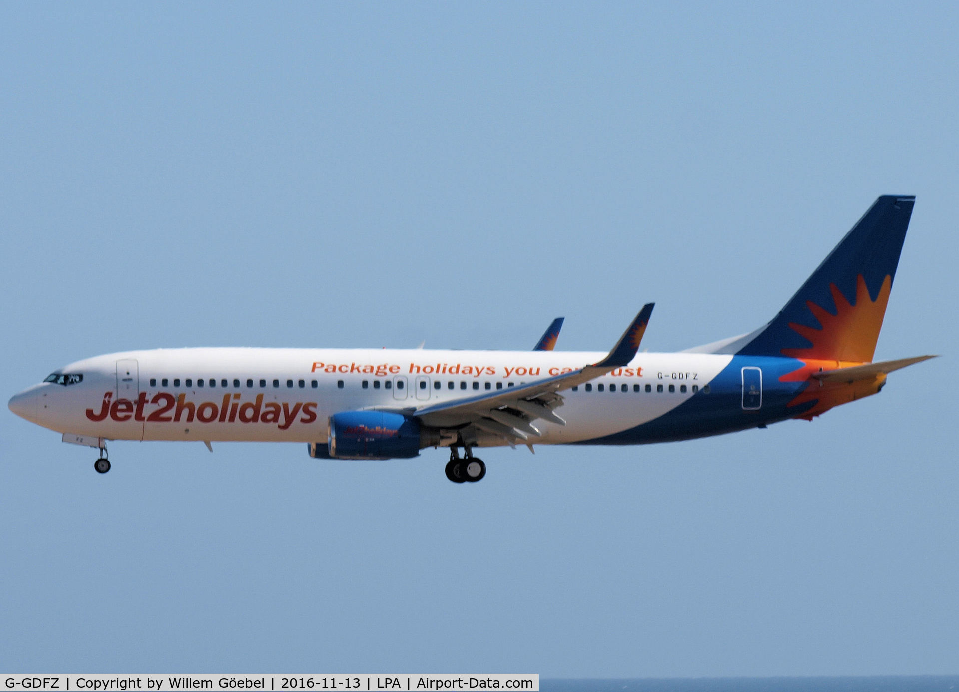 G-GDFZ, 2001 Boeing 737-86Q C/N 30276, Landing op Las Palmas Gran Canaria