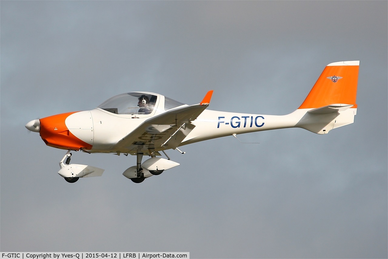 F-GTIC, 2003 Aquila A210 (AT01) C/N AT01-133, Aquila A210 (AT01), On final rwy 07R, Brest-Bretagne airport (LFRB-BES)