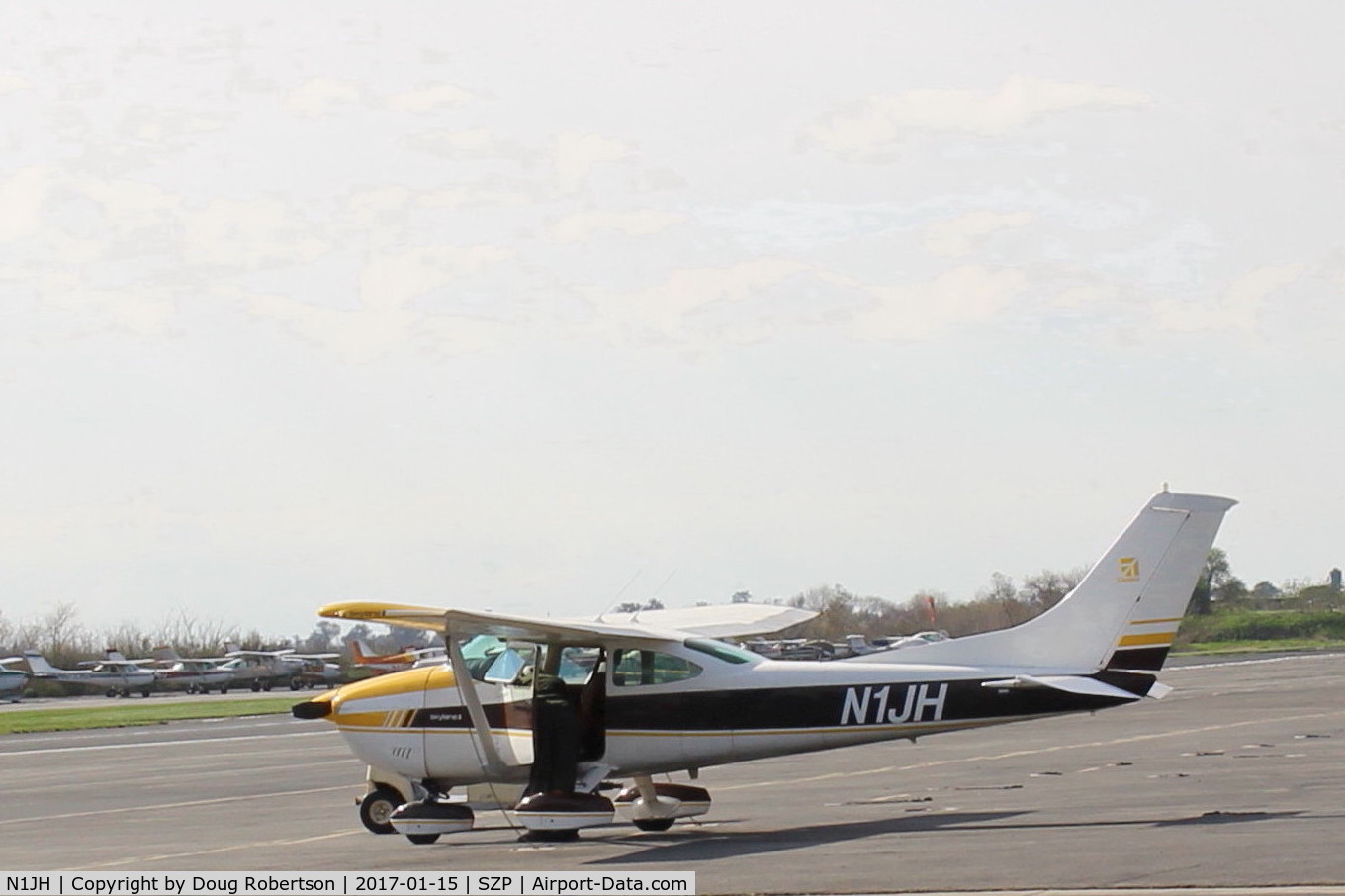 N1JH, 1977 Cessna 182Q Skylane C/N 18265561, 1977 Cessna 182Q SKYLANE, Continental O-470-U 230 Hp, preparing to depart