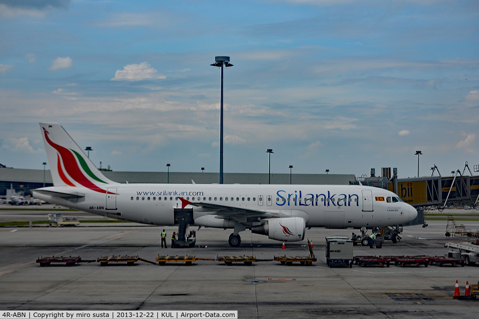 4R-ABN, 2011 Airbus A320-214 C/N 4869, Srilankan Airlines Airbus A320-214 airplane docked at Kuala Lumpur International Airport.