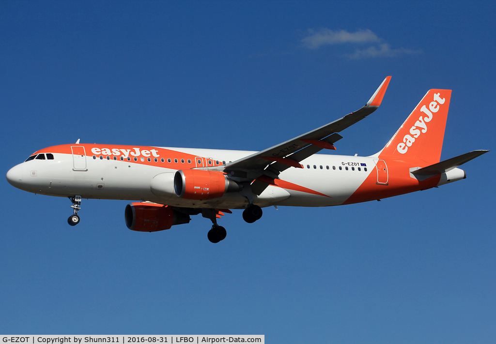 G-EZOT, 2015 Airbus A320-214 C/N 6680, Landing rwy 32L