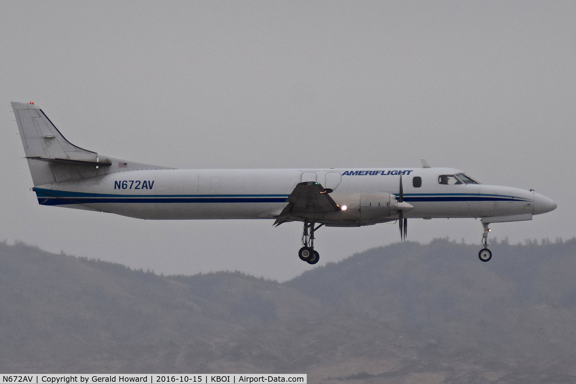 N672AV, Fairchild SA-227AC Metro III C/N AC672, Landing RWY 10R.