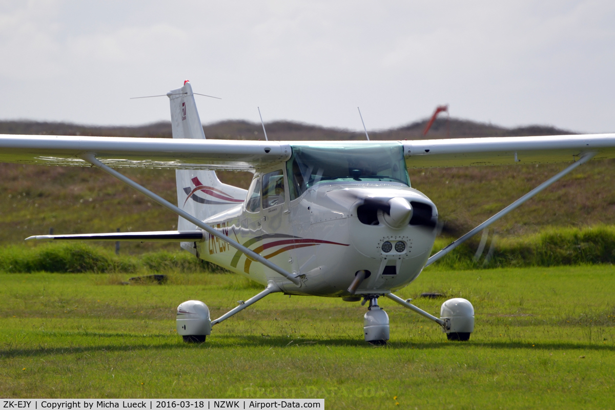 ZK-EJY, Cessna 172N C/N 17269393, At Whakatane