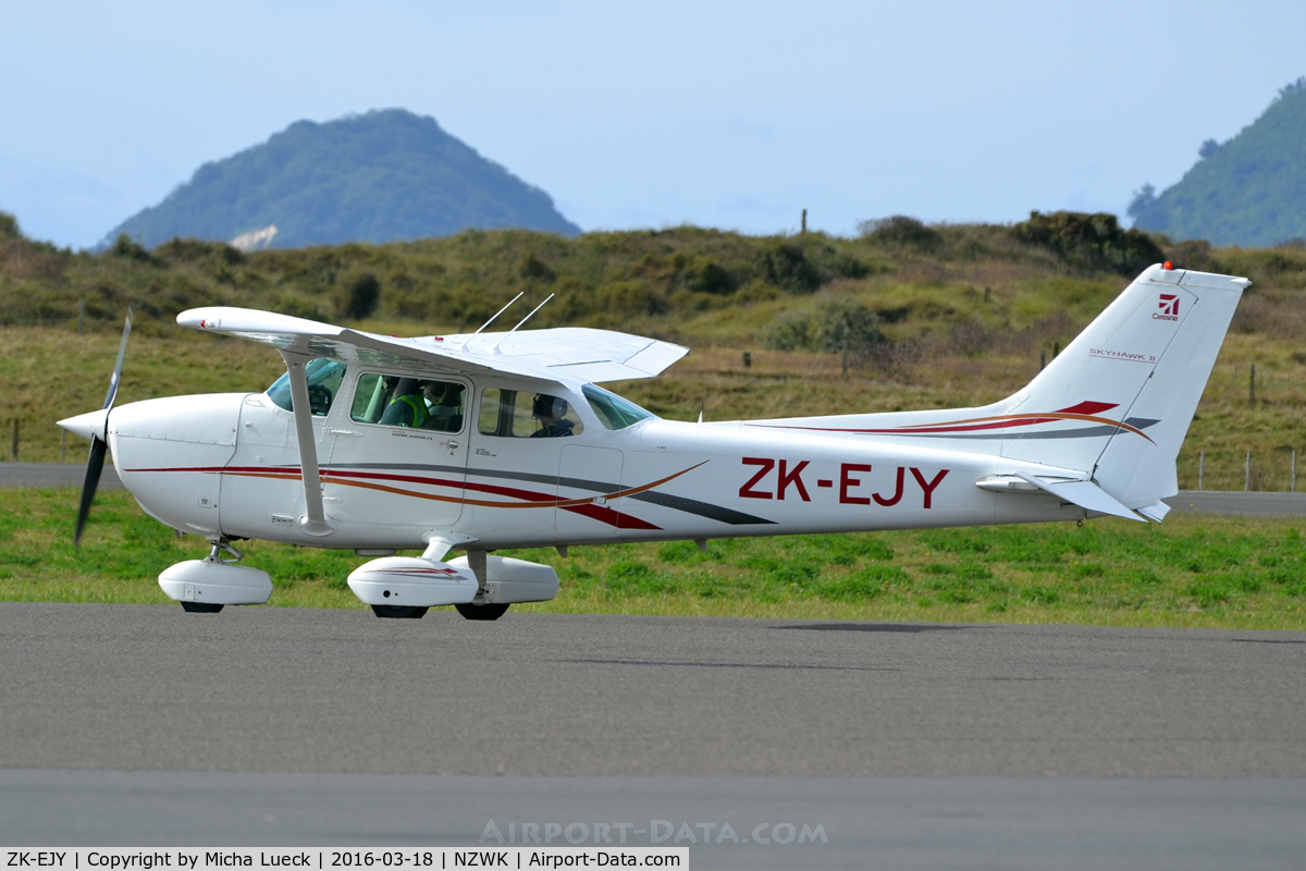 ZK-EJY, Cessna 172N C/N 17269393, At Whakatane