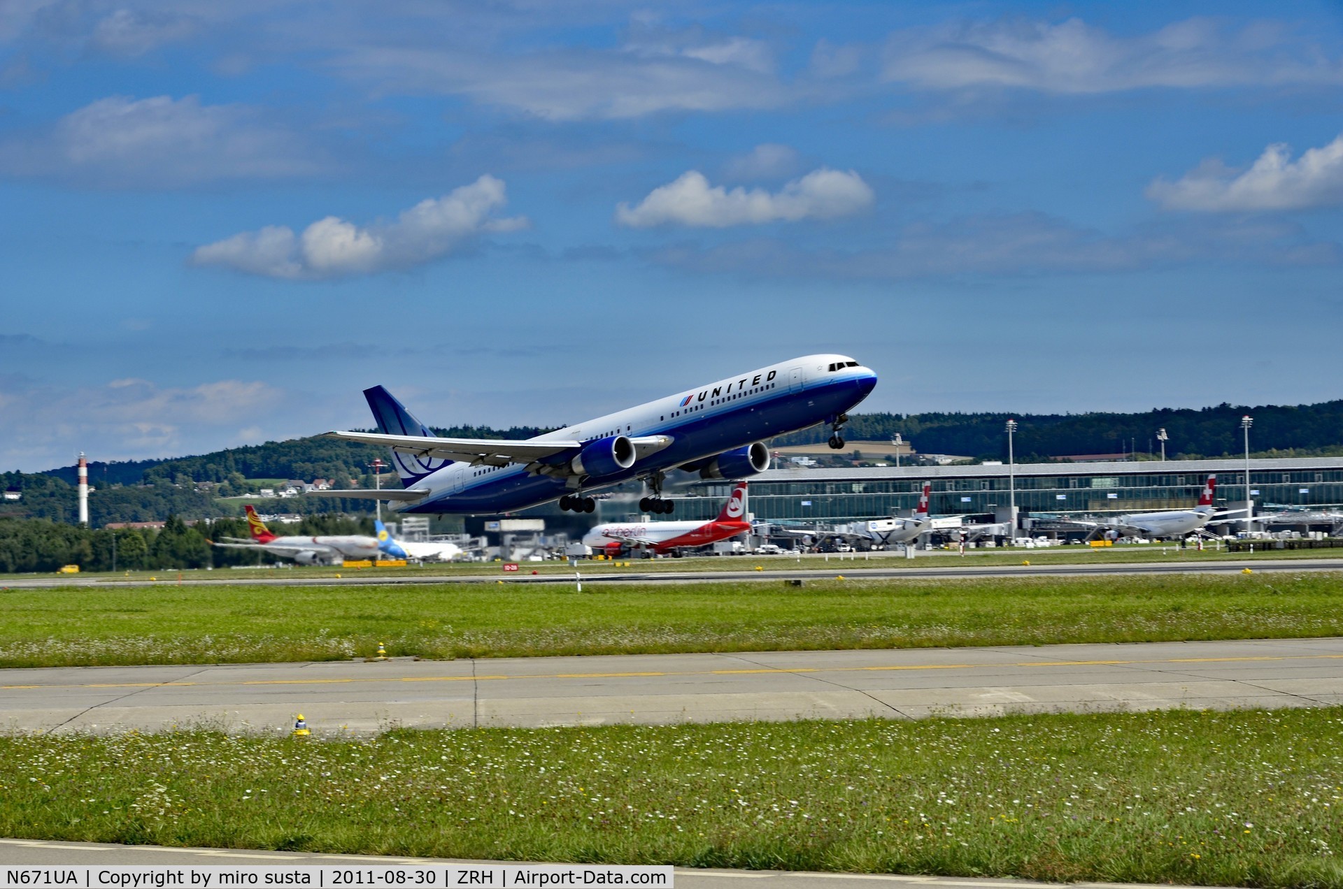 N671UA, 1999 Boeing 767-322 C/N 30026, United Airlines Boeing 767-322(ER)(WL) Airplane, Zurich-Kloten International Airport, Switzerland