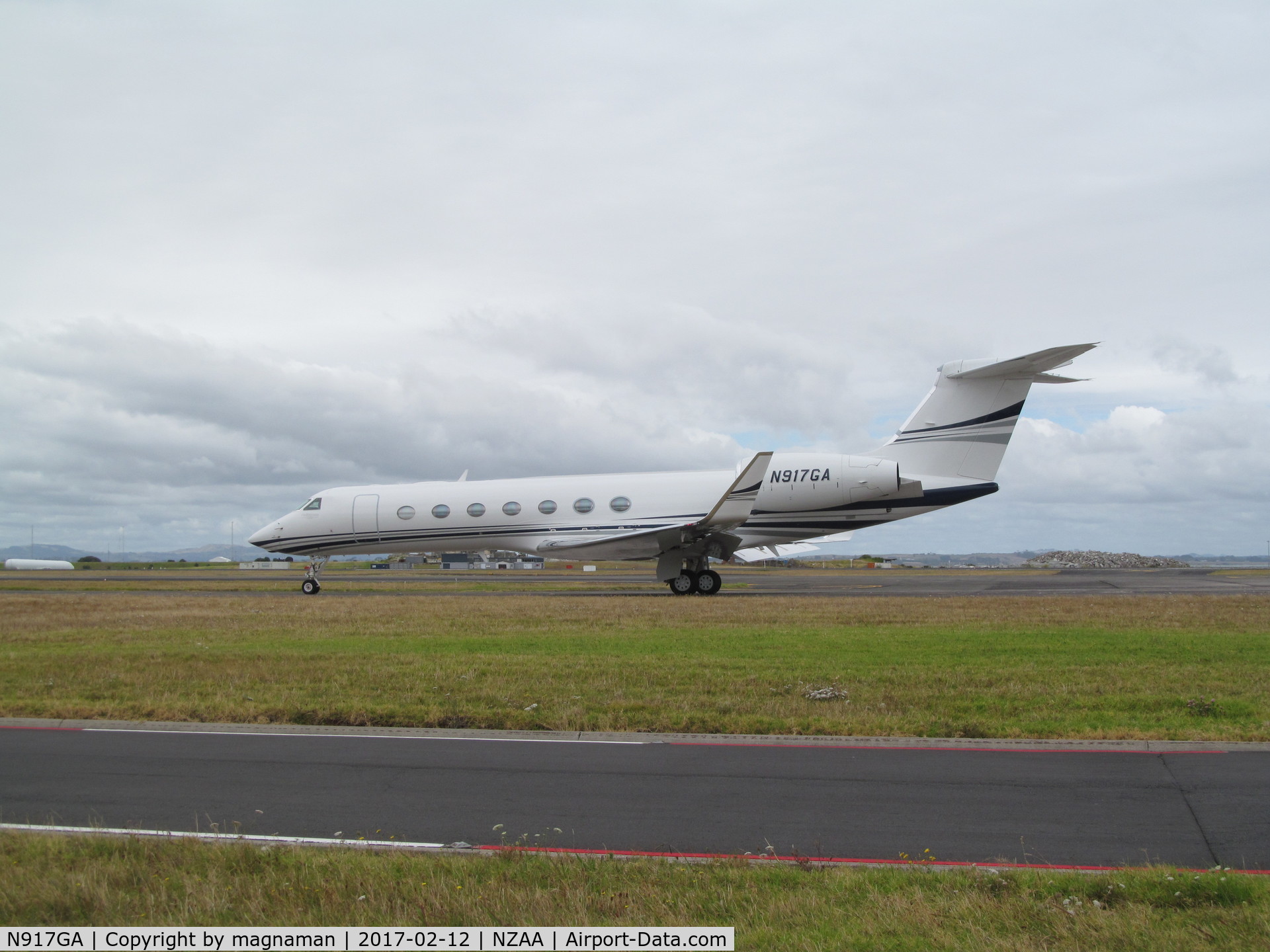 N917GA, Gulfstream Aerospace GV-SP (G550) C/N 5317, departing NZ