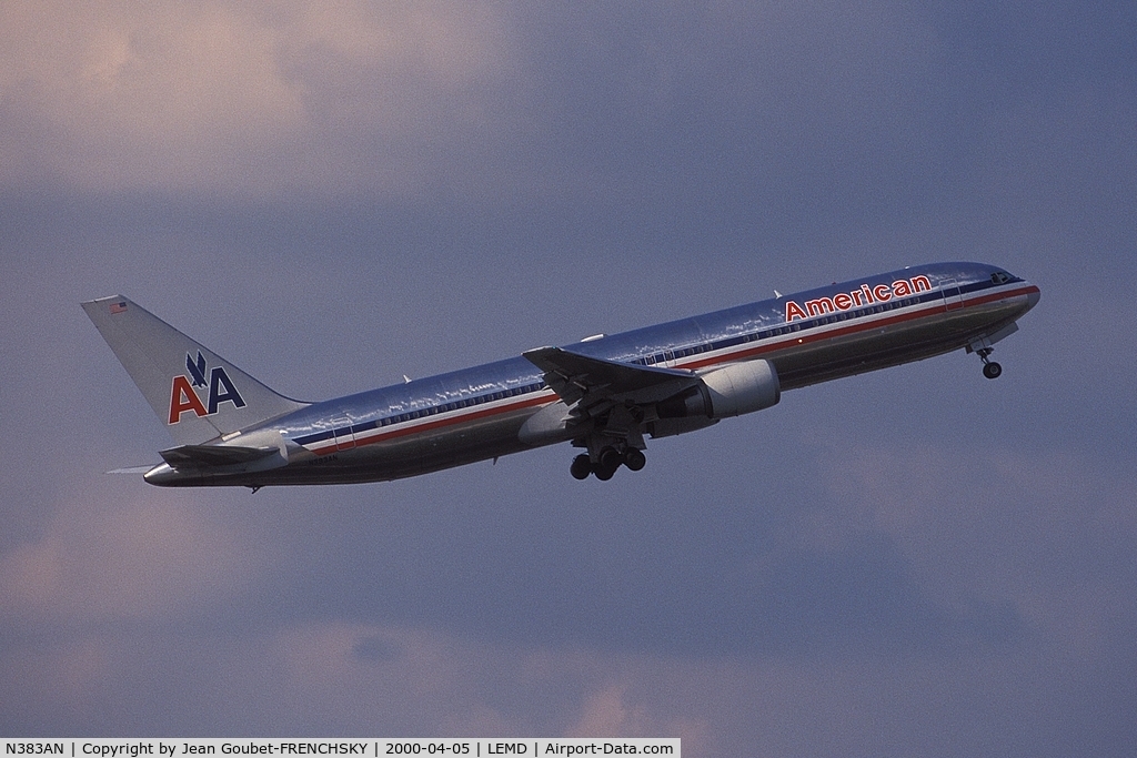 N383AN, 1993 Boeing 767-323 C/N 26995, American Airlines take off