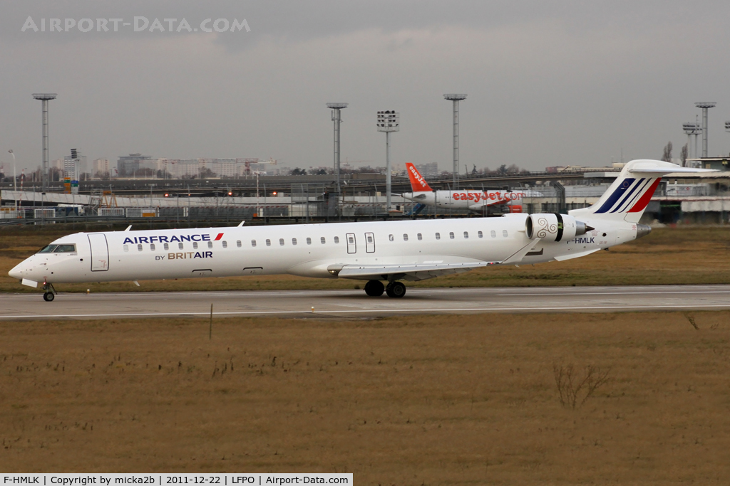 F-HMLK, 2011 Bombardier CRJ-1000EL NG (CL-600-2E25) C/N 19016, Taxiing
