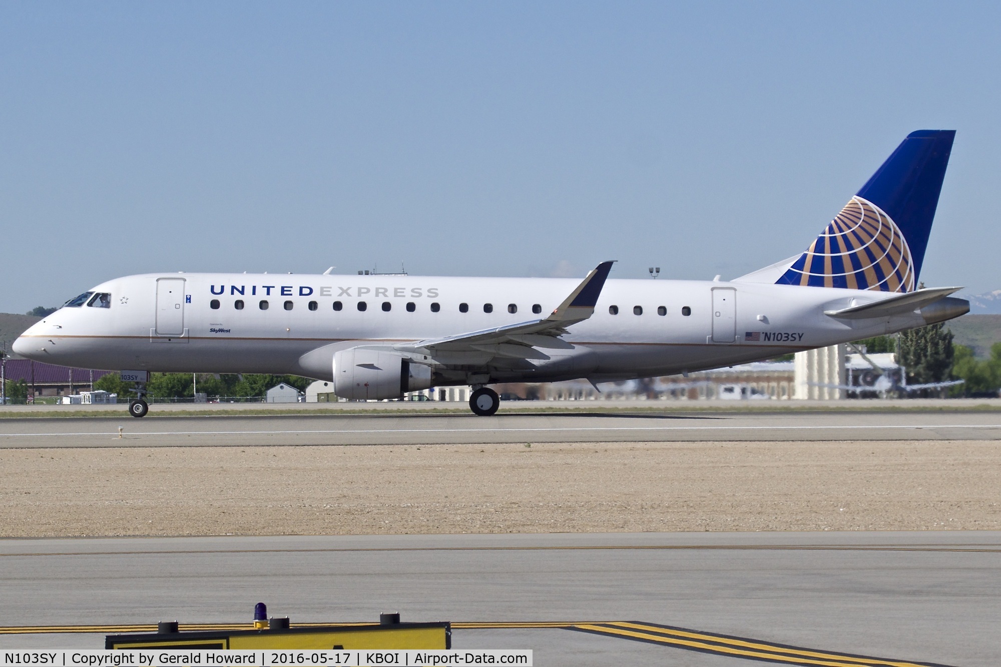 N103SY, 2014 Embraer 175LR (ERJ-170-200LR) C/N 17000390, Take off roll on RWY 10L.