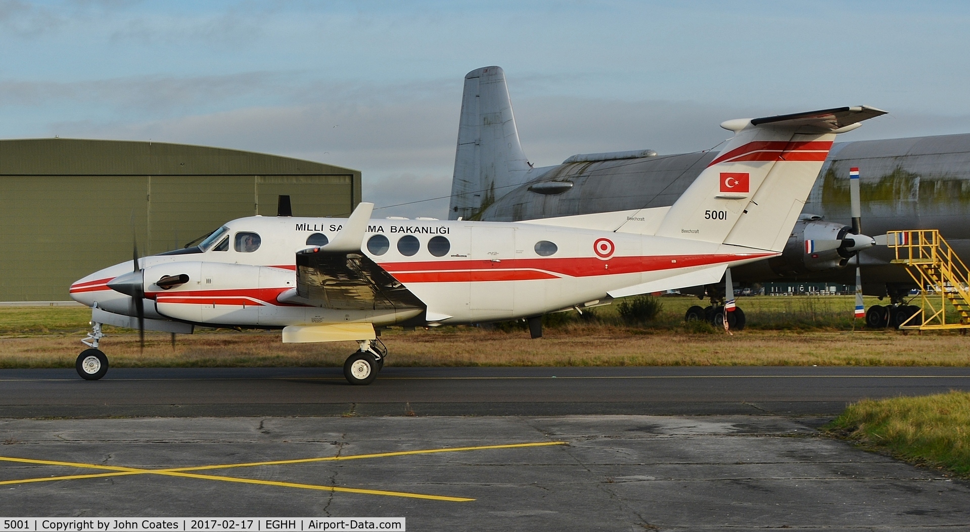5001, 1990 Beechcraft B200 Super King Air C/N BB-1375, Taxiing to MCA Aviation on arrival