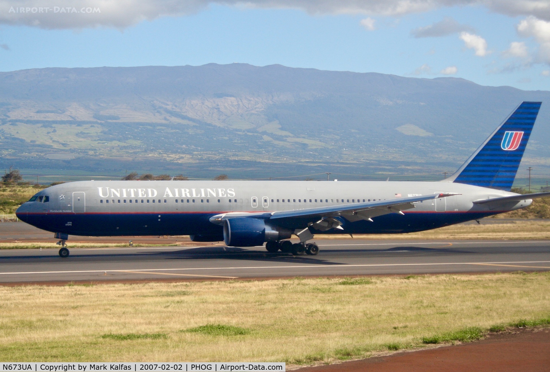 N673UA, 2000 Boeing 767-322 C/N 29241, United Airlines Boeing 767-322, c/n: 29241, arriving RWY 2 at PHOG.