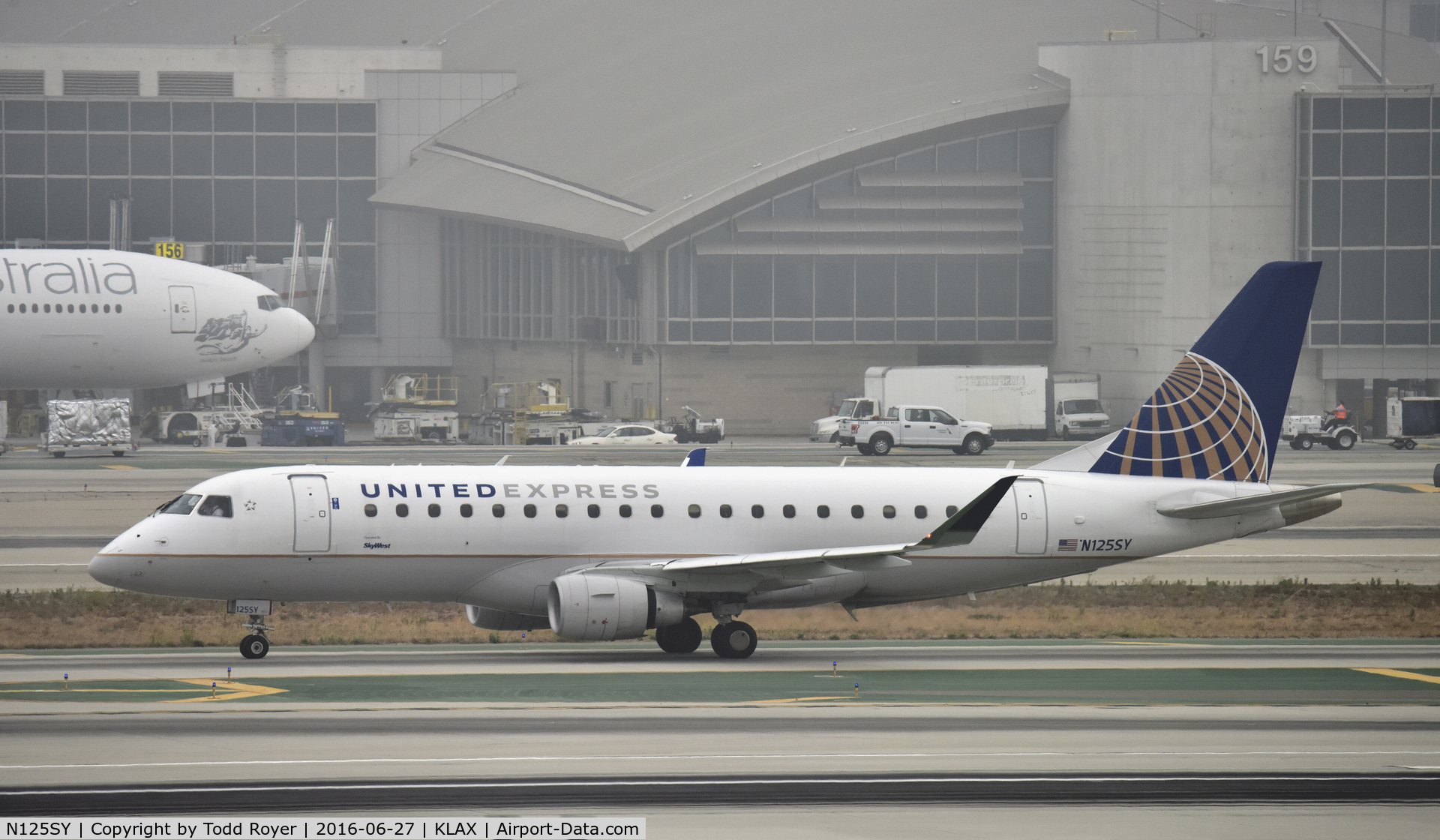 N125SY, 2014 Embraer 175LR (ERJ-170-200LR) C/N 17000440, Arrived at LAX on 25L