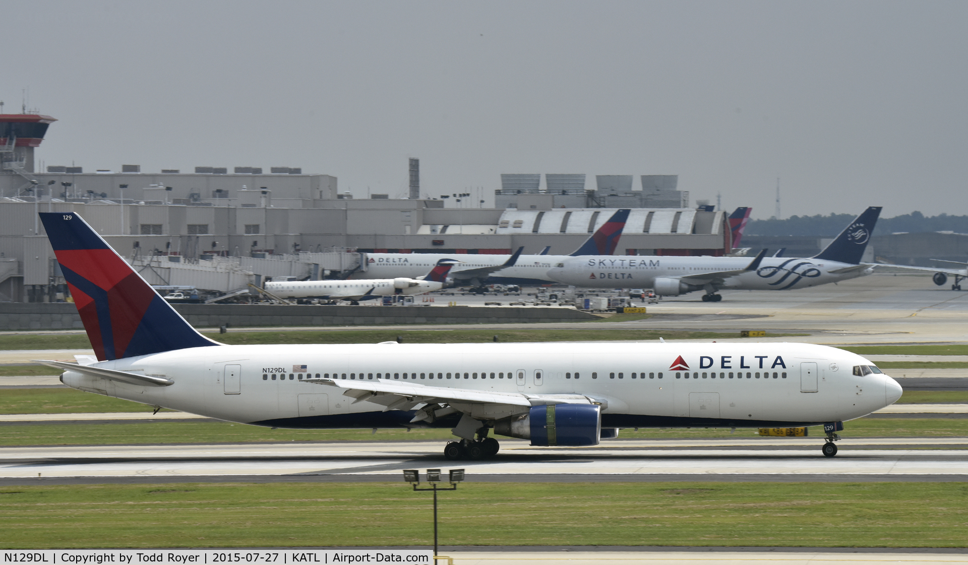 N129DL, 1988 Boeing 767-332 C/N 24079, Arriving at Atlanta