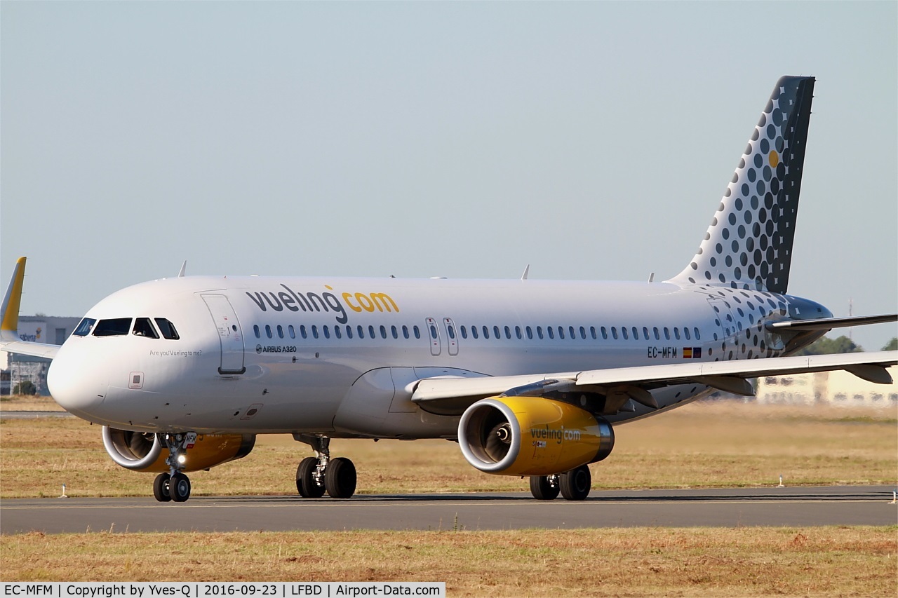 EC-MFM, 2015 Airbus A320-232 C/N 6571, Airbus A320-232, Taxiing to holding point Delta rwy 05, Bordeaux Mérignac airport (LFBD-BOD)