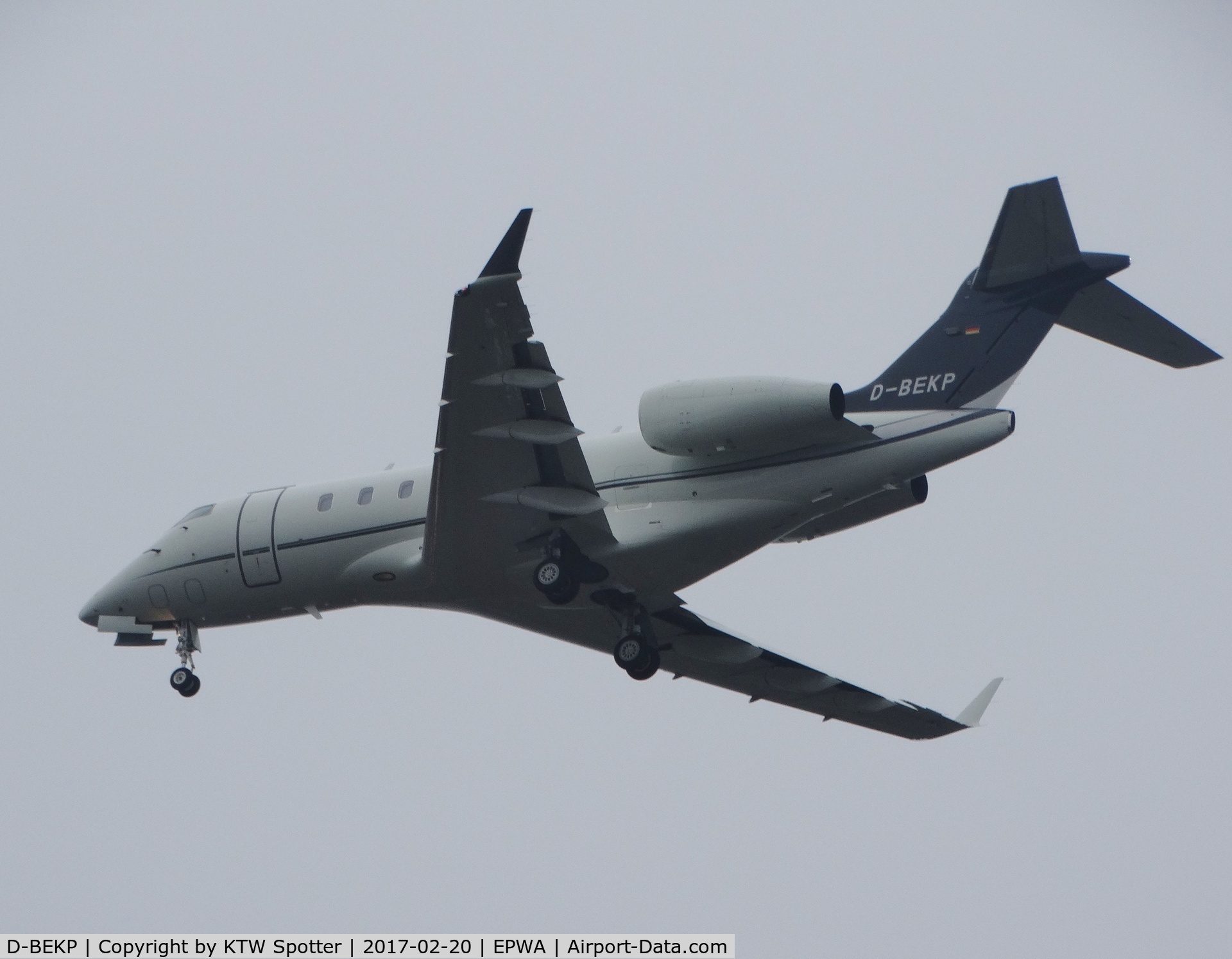 D-BEKP, 2009 Bombardier Challenger 300 (BD-100-1A10) C/N 20275, Final approach to RWY33.