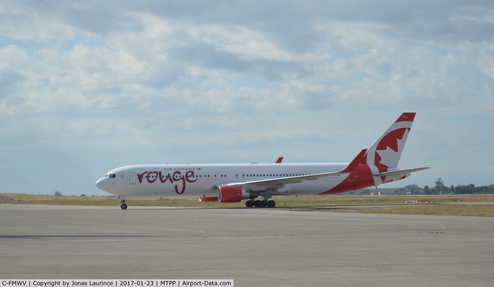 C-FMWV, 1995 Boeing 767-333/ER C/N 25586, Aircraft Air Canada Rouge landing at the PAP
