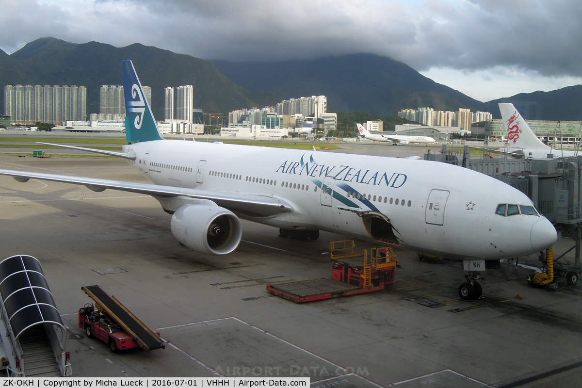 ZK-OKH, 2007 Boeing 777-219/ER C/N 34379, At Hong Kong