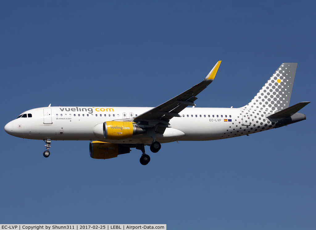 EC-LVP, 2013 Airbus A320-214 C/N 5587, Landing rwy 25R... Linking Europe c/s removed