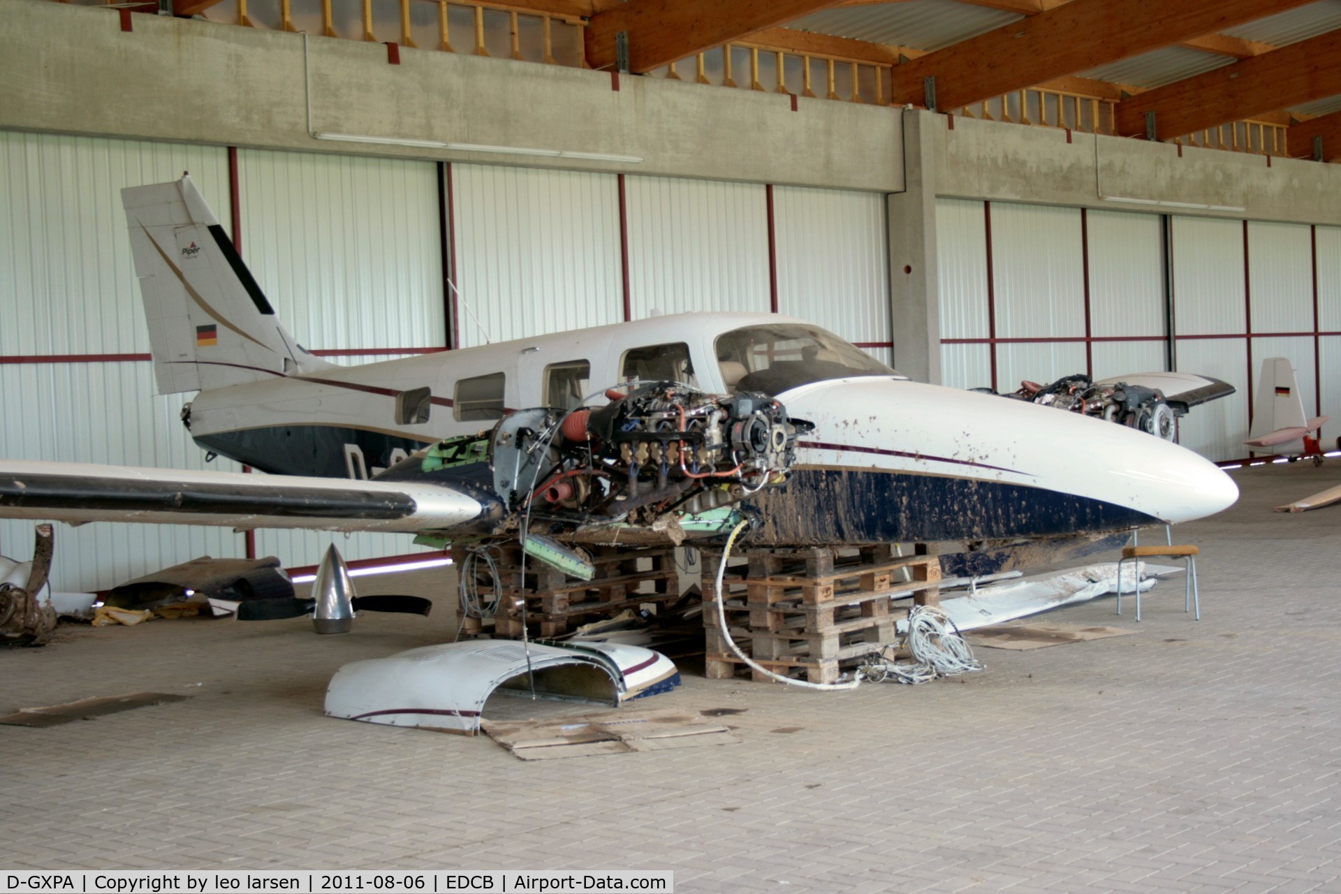 D-GXPA, Piper PA-34-220T Seneca V C/N 3449243, Ballenstedt 6.8.2011 after landing accident