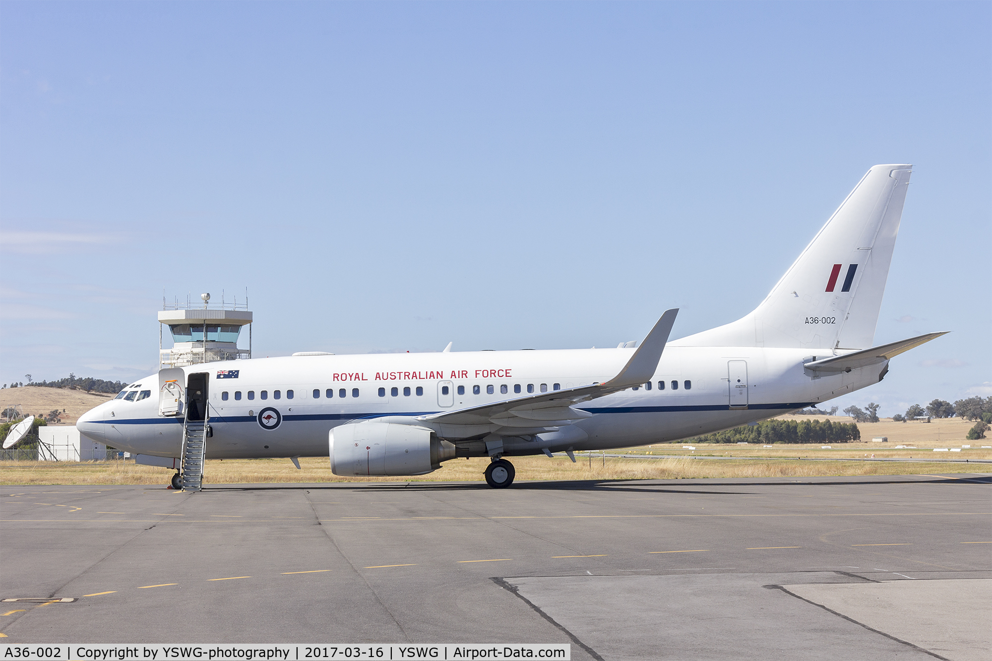A36-002, 2000 Boeing 737-7DF C/N 30790/613, Royal Australian Air Force (A36-002) Boeing 737-7DT (BBJ) at Wagga Wagga Airport.