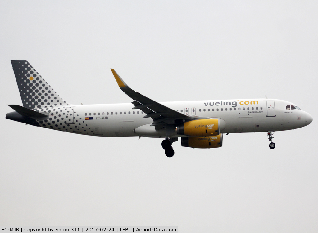 EC-MJB, 2015 Airbus A320-232 C/N 6883, Landing rwy 25R