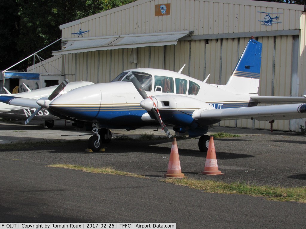F-OIJT, Piper PA-23-250 Aztec F C/N 27-7854129, Parked