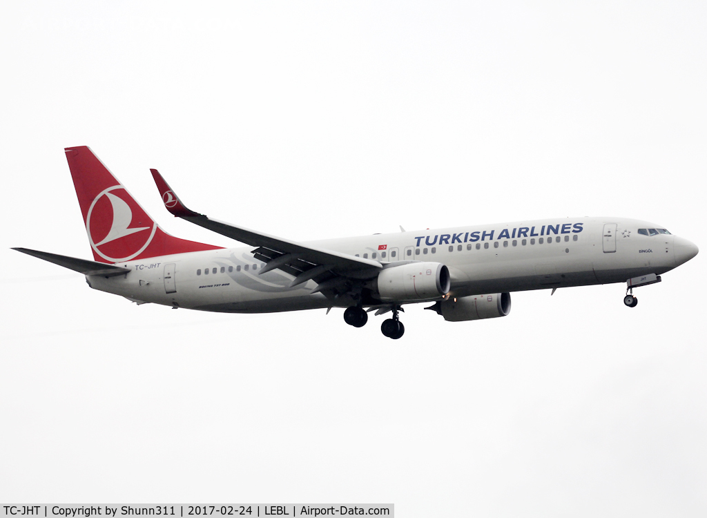 TC-JHT, 2013 Boeing 737-8F2 C/N 42001, Landing rwy 25R