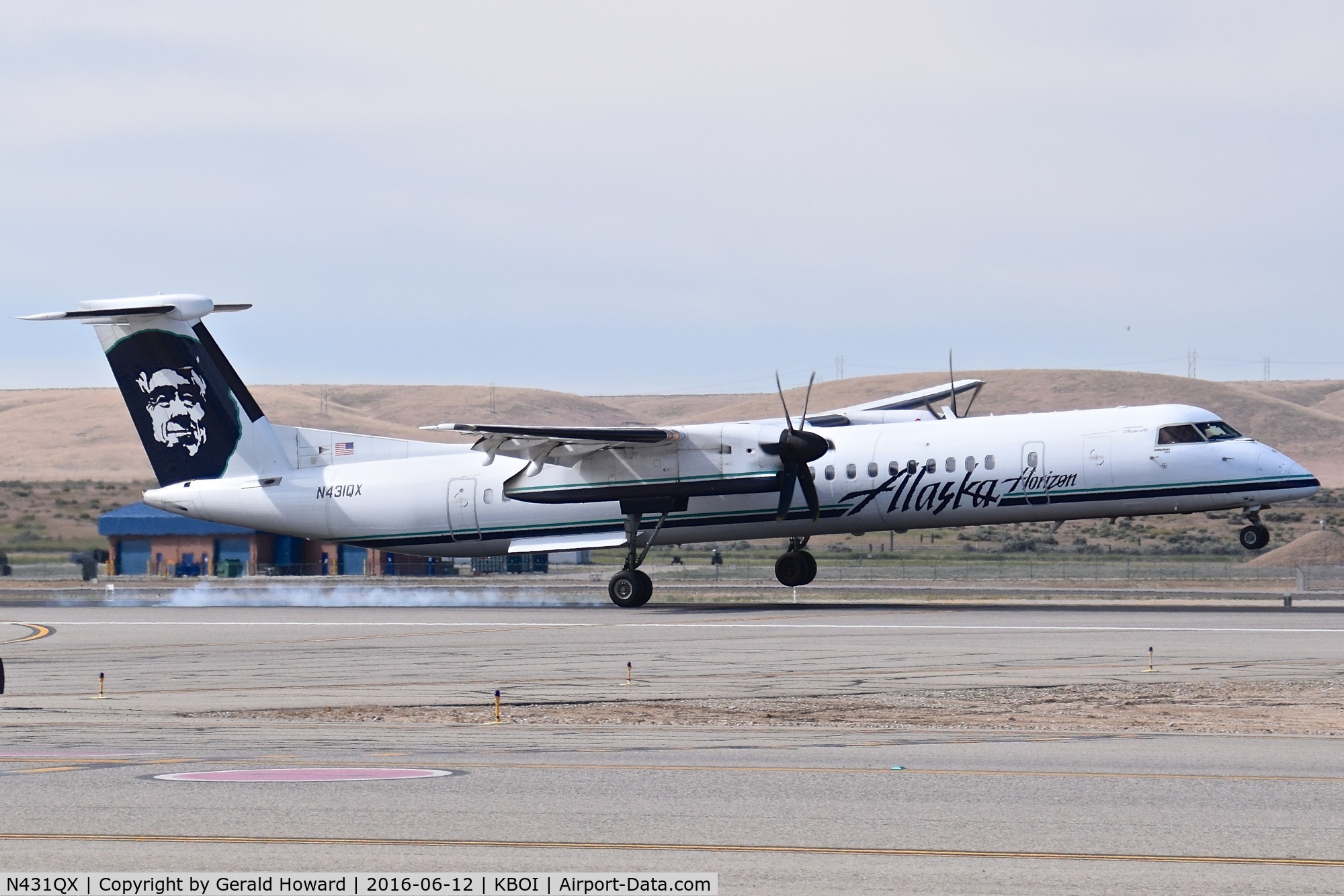 N431QX, 2007 Bombardier DHC-8-402 Dash 8 C/N 4164, Landing RWY 28R.
