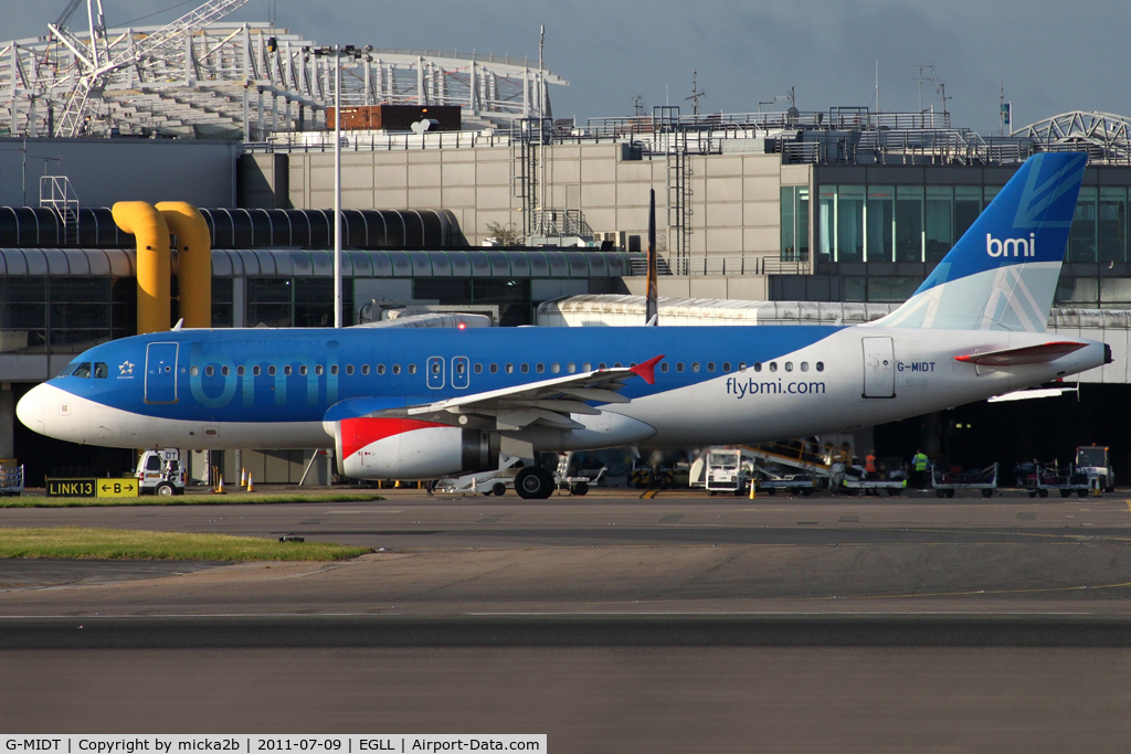 G-MIDT, 2001 Airbus A320-232 C/N 1418, Taxiing