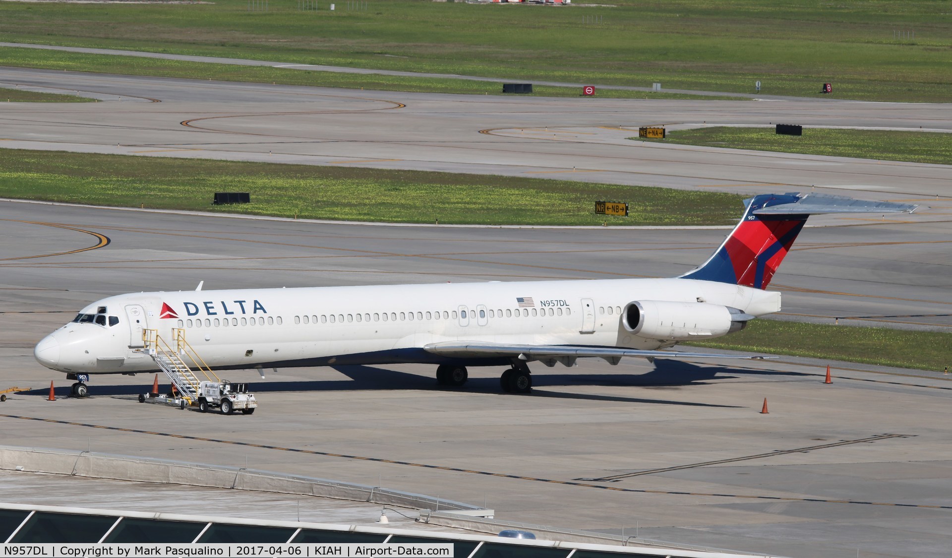 N957DL, 1990 McDonnell Douglas MD-88 C/N 49976, MD-88