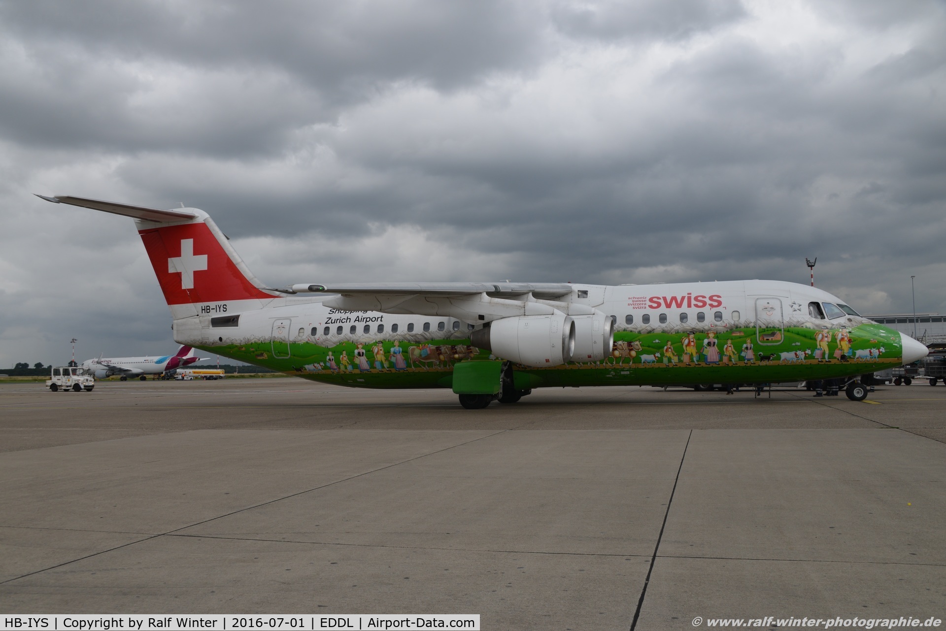 HB-IYS, 2001 British Aerospace Avro 146-RJ100 C/N E3381, British Aerospace Avro RJ-100 - LX SWR Swiss 'Shopping Paradise Zurich Airport' - E3381 - HB-IYS - 01.07.2016 - DUS