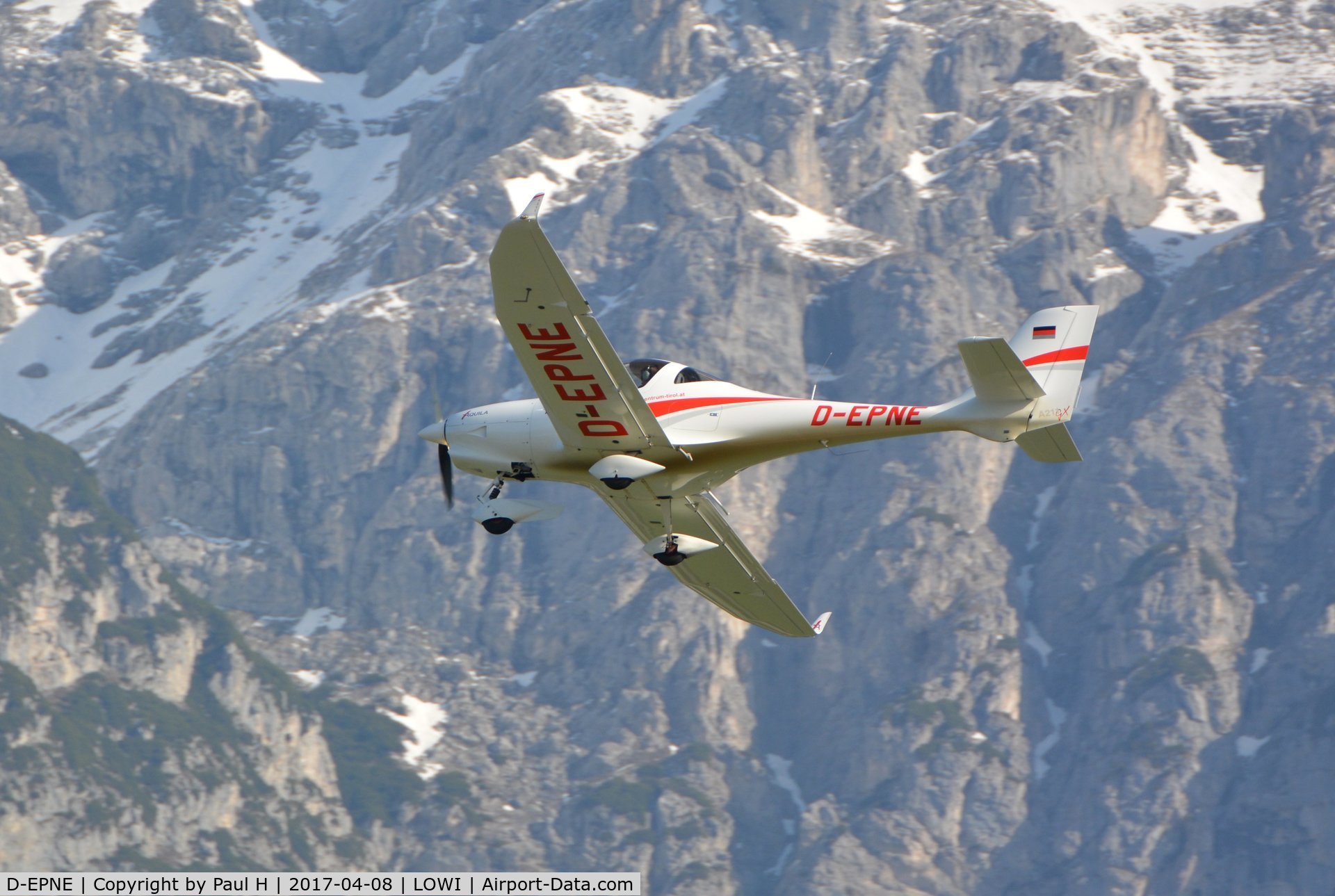 D-EPNE, Aquila A211 C/N AT01-100C-327, Take off at LOWI with the austrian alps in the background