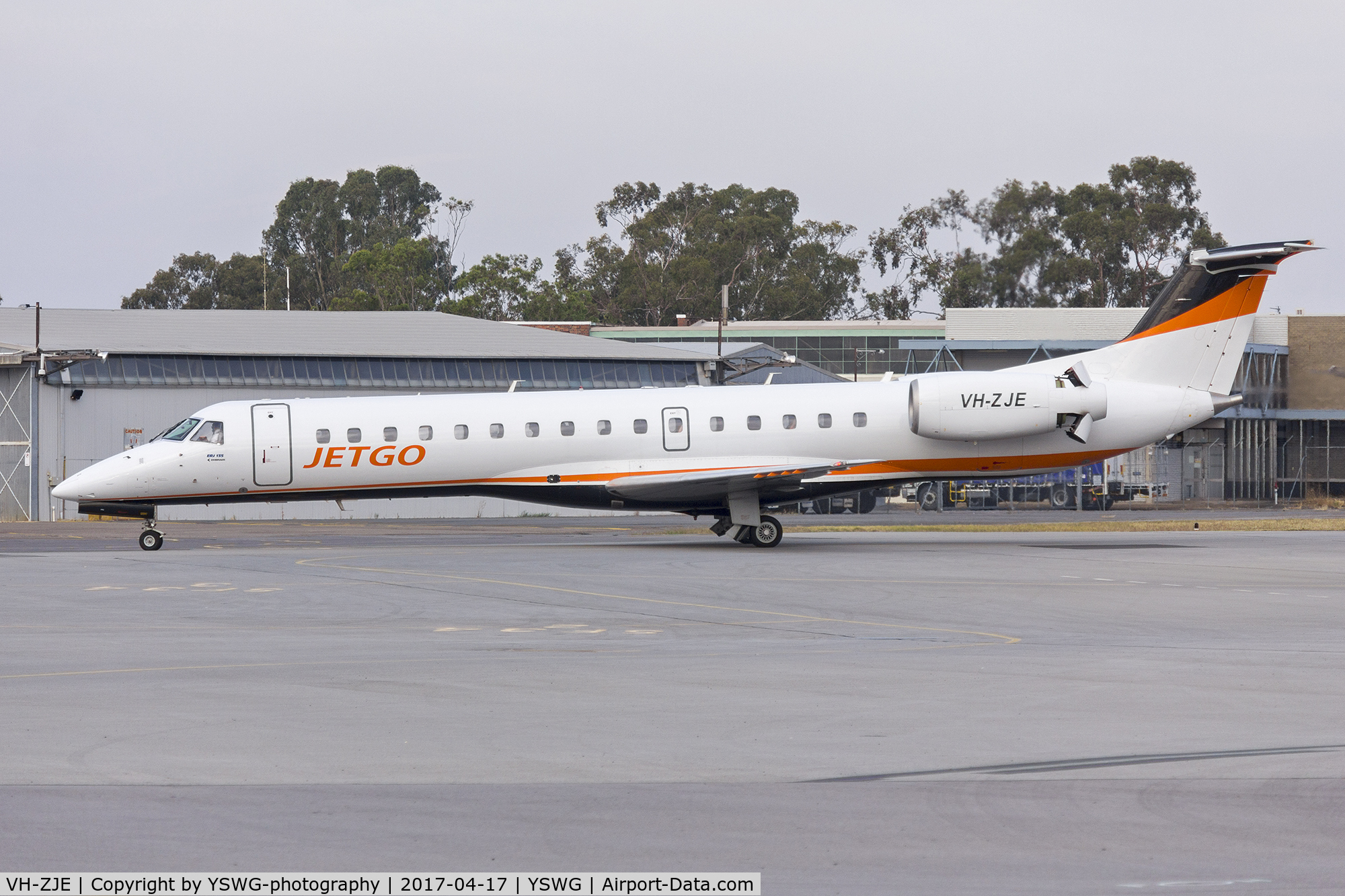 VH-ZJE, 2001 Embraer ERJ-140LR (EMB-135KL) C/N 145513, JetGo Australia (VH-ZJE) Embraer ERJ-140LR taxiing at Wagga Wagga Airport