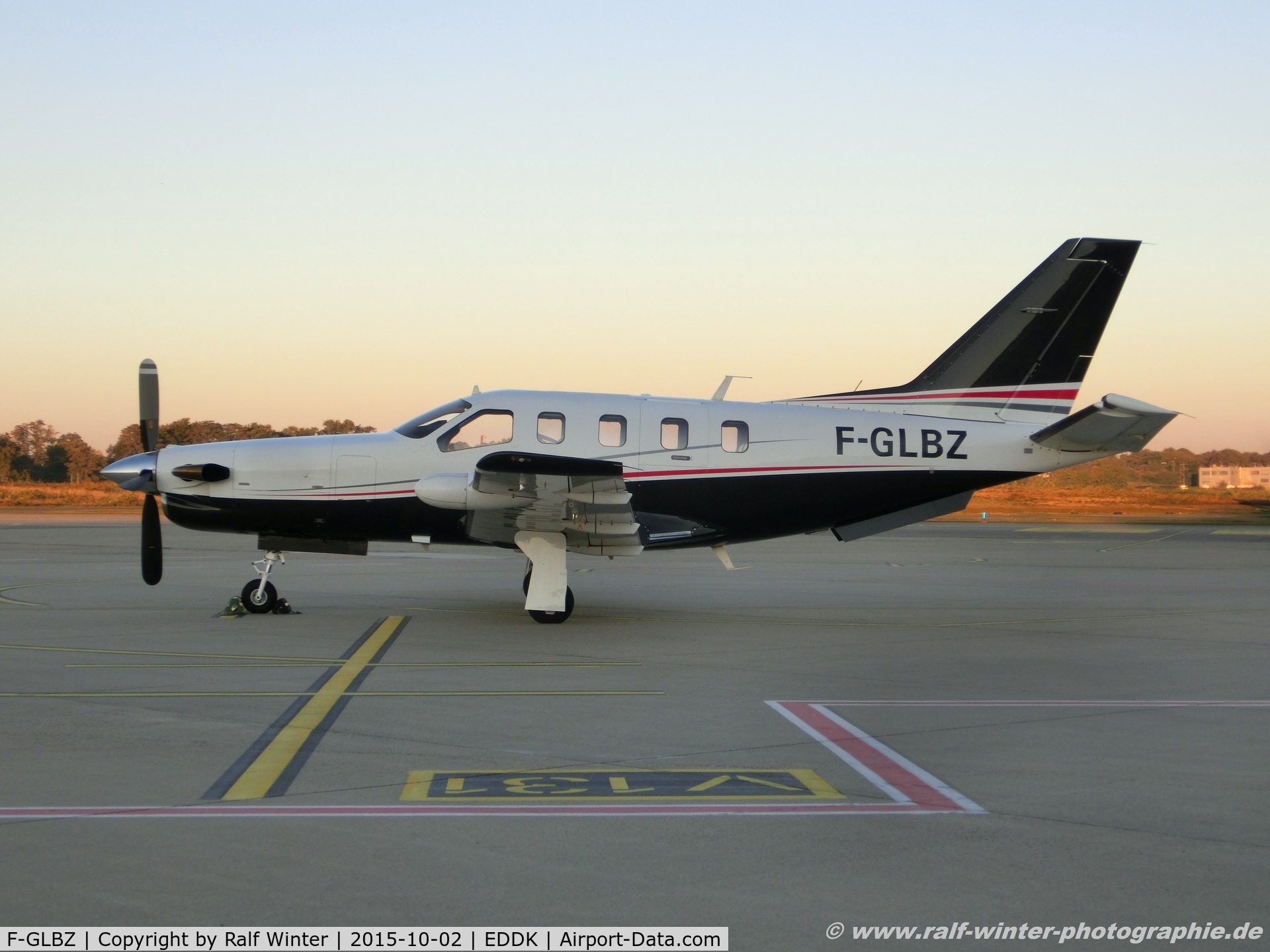 F-GLBZ, 2002 Socata TBM-700 C/N 32, Socata TBM-700 - Socata Aircraft Inc. - 32 - F-GLBZ - 02.10.2015 - CGN