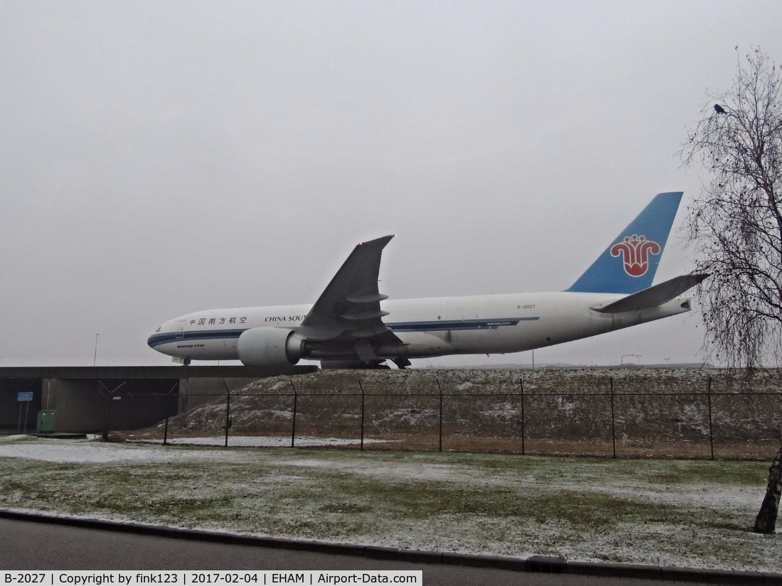 B-2027, 2015 Boeing 777-F1B C/N 41636, CHINA SOUTHERN cargo plane in the fog