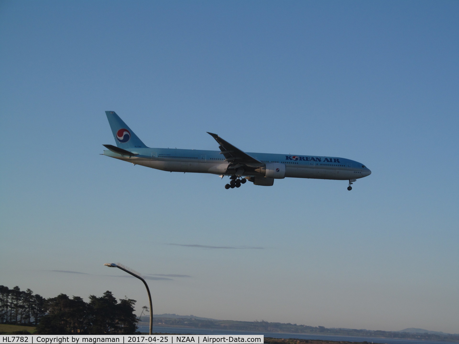 HL7782, 2009 Boeing 777-3B5/ER C/N 37643, early morning arrival